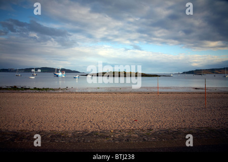 Vedute del lungomare a Millport sull'Isola di Cumbrae, al largo della costa della Largs Ayrshire, Scoltland Foto Stock