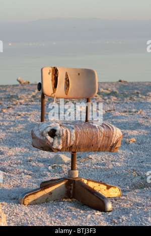 La rottura di una scrivania con sedia lungo il litorale vicino Bombay Beach a Salton Sea, California Foto Stock