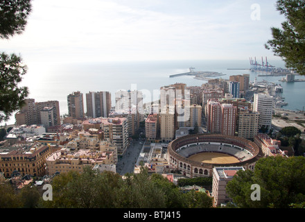 Vista guardando verso il basso verso il Malaga Bull Ring in Andalusia, Spagna. Foto Stock