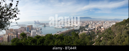 Vista panoramica guardando verso il basso sulla città di Malaga. In Andalusia, Spagna. Foto Stock