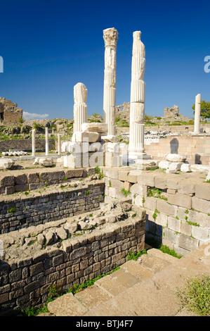 I resti di un Altare di Zeus come trovato nelle rovine di Pergamo, Bergama Izmir, Turchia. Foto Stock