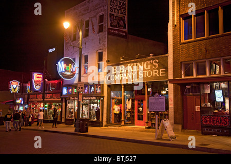 La famosa Beale Street nel centro di Memphis, Tennessee, Stati Uniti d'America un venerdì notte. Foto Stock