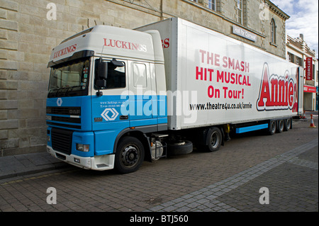 La hit musical ' Annie ' Attrezzatura palco carro per la consegna al di fuori di un teatro in Truro, Cornwall, Regno Unito Foto Stock