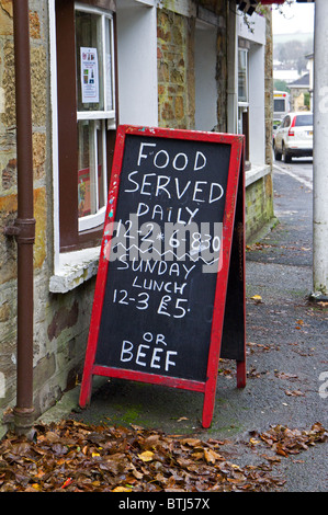 ' Il cibo servito giornalmente ' segno al di fuori di un pub in Yorkshire, Regno Unito Foto Stock