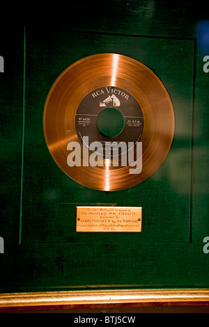 Disco d oro attribuito a Elvis Presley per un milione di vendite del singolo Heartbreak Hotel, visualizzato nella sala d'oro, Graceland Foto Stock