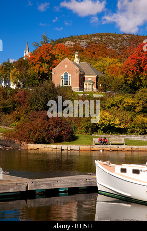 Libreria di Camden in autunno e si affaccia sul porto, Camden Maine USA Foto Stock