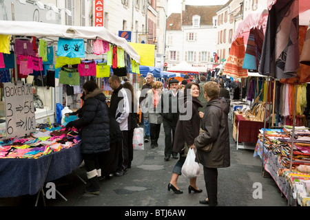 Gli amanti dello shopping godendo la strada del mercato di Coulommiers cittadina nei pressi di Parigi, Ile de France Francia Foto Stock