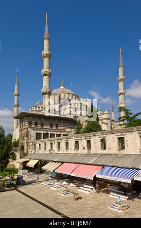 La Moschea Blu o di Sultan Ahmet Camii con bazar negozi Istanbul quartiere di Sultanahmet Turchia Europa Foto Stock