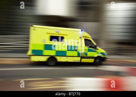 Accelerazione dei processi di ambulanza, London, England, Regno Unito Foto Stock