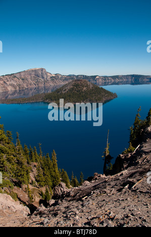 Parco nazionale di Crater Lake, Oregon, mostrando Wizard Island foto copyright Lee Foster. Foto # oregon-cratere-lago105748 oregon Foto Stock