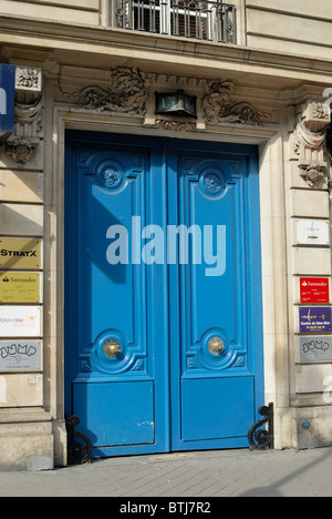 Tipica doppia grande con porte che danno accesso agli uffici e residenze in edifici, nella città di Parigi, Francia. Foto Stock