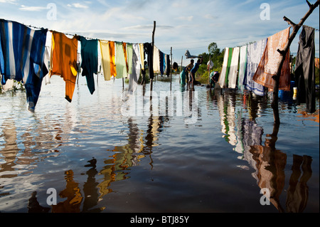 Popolo Indiano il bucato da un invaso fiume nella città di Puttaparthi, Andhra Pradesh, India Foto Stock