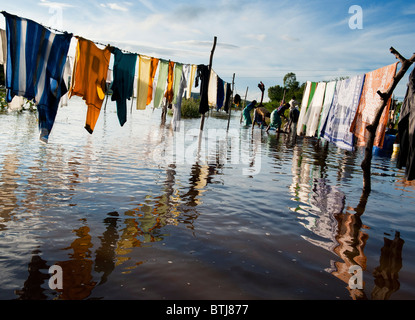 Popolo Indiano il bucato da un invaso fiume nella città di Puttaparthi, Andhra Pradesh, India Foto Stock