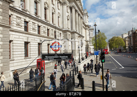 Il Parlamento Street, e ingresso al Westminster la stazione della metropolitana di Londra, Inghilterra, Regno Unito Foto Stock