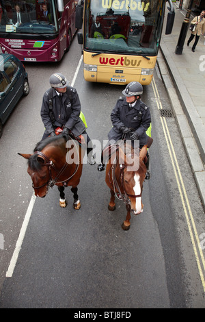 Polizia montata nel traffico, Whitehall, London, England, Regno Unito Foto Stock