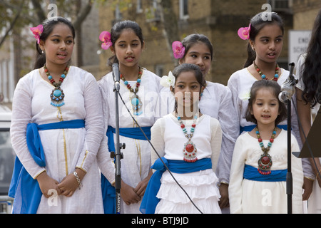 Americano del Bangladesh coro per bambini eseguire ad un festival per le culture del mondo a Brooklyn, New York. Foto Stock