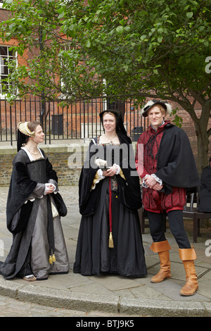 Periodo attori in costume, la Torre di Londra, London, England, Regno Unito Foto Stock