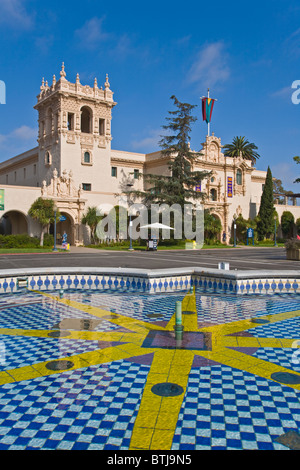 Una fontana di acqua e la casa di accoglienza si trova in Balboa Park - San Diego, California Foto Stock