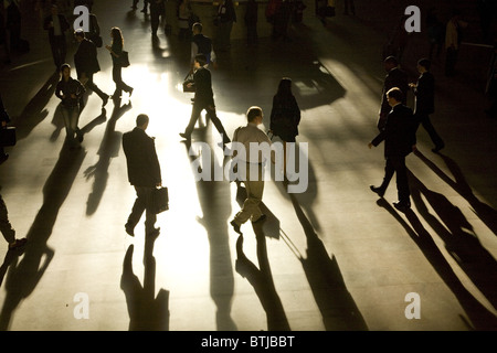 Pendolari passando attraverso la sala principale al Grand Central Terminal nella mattina in anticipo sul loro modo di lavorare in NYC. Foto Stock