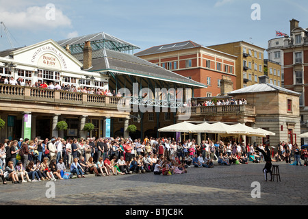 Busker, mercato di Covent Garden di Londra, Inghilterra, Regno Unito Foto Stock