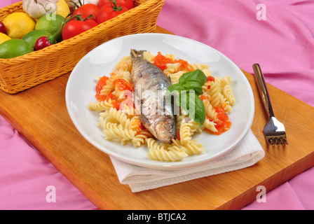 Grigliata di sardine organico su alcuni pomodoro pasta Foto Stock