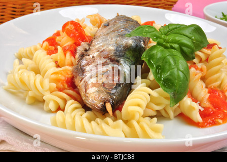 Grigliata di sardine organico su alcuni pomodoro pasta Foto Stock