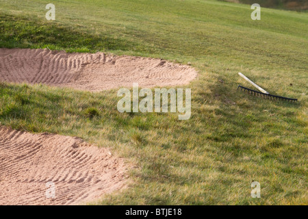 La sabbia trappola pattern rake nella sabbia Foto Stock