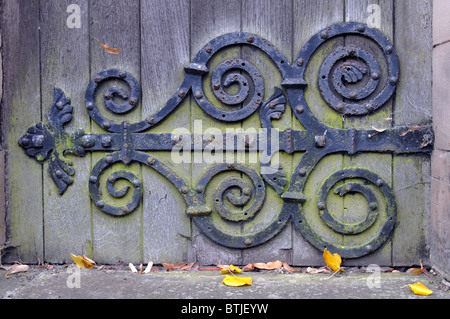 Cerniera sulla porta della cappella, London Road cimitero, Coventry, Regno Unito Foto Stock