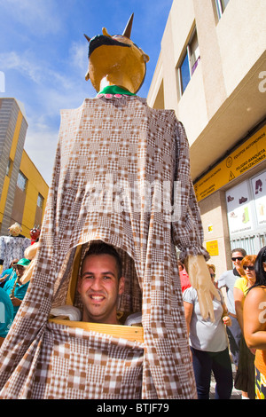 Camminare papaguevos burattino con un uomo all'interno. Fotografi prese a Las Palmas di Gran Canaria Foto Stock