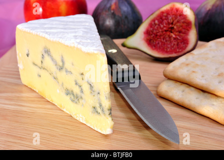Scheda di legno con alcuni Formaggi a Muffa Blu Foto Stock