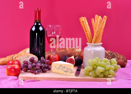 Scheda di legno con alcuni Formaggi a Muffa Blu Foto Stock