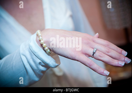 La donna che mostra il suo anello Foto Stock