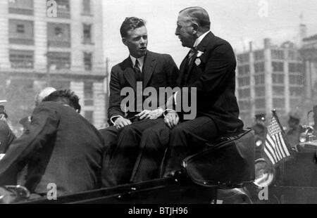 Pilota americano Charles Lindbergh, (1902 - 1974), Presidente del Borough di Brooklyn James J. Byrne, arrivando al fine di Brooklyn Foto Stock