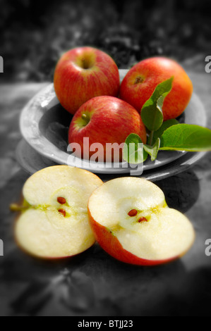 Raccolte fresche Mele rosse, interi e tagliati Foto Stock