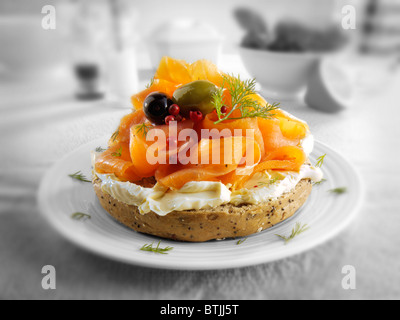 Salmone affumicato e crema di formaggio Bagel Foto Stock