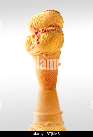 Ripple di lamponi gelato in una vasca di wafer Foto Stock