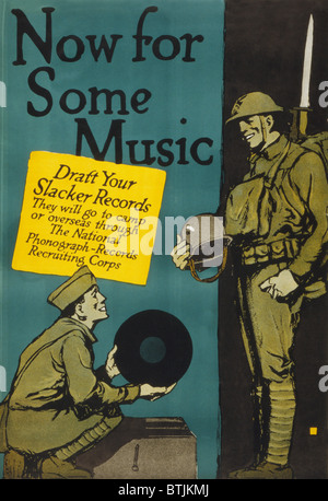 Poster da Charles fibbie, mostrando una guerra mondiale I soldier circa per riprodurre un record come altro guarda, intitolato 'adesso per un po' di musica, testo prosegue: "redigi il tuo slacker record. Essi andranno a camp o oltremare attraverso il national Phonograph-Records reclutamento Corps.' di Charles fibbie, circa 1917. Foto Stock