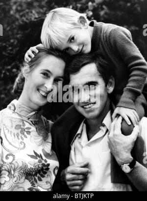 Jane Goodall, suo marito Hugo van Lawick, e il loro figlio, Grub. ca 1976. La cortesia: Archivi CSU/Everett Collection Foto Stock