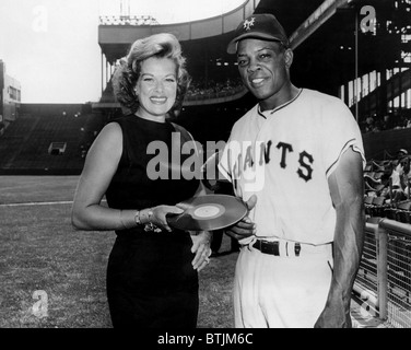 L'attrice Janis Paige, New York Giants giocatore di baseball Willie Mays, 1954. Foto Stock