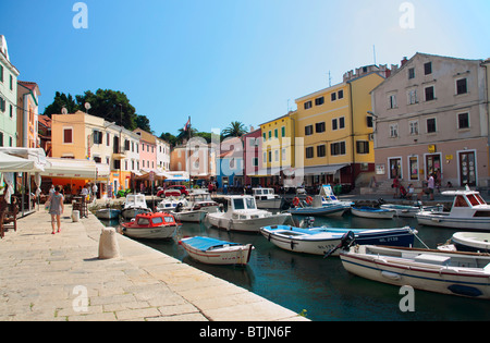 Case colorate che circondano pittoresco piccolo porto di Veli Losinj sull isola di Losinj, Croazia Foto Stock