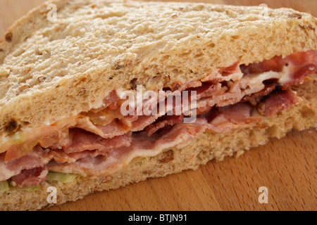 Singolo triangolo blt pancetta lattuga sandwich di pomodoro in malto malto marrone pane Foto Stock