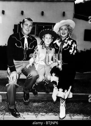 L'attrice Lana Turner (estrema destra), con il marito Bill Topping (estrema sinistra), e la figlia Cheryl (centro), 1949. Foto Stock