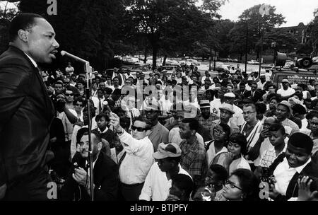 Il dott. Martin Luther King Jr., parlando in Rockefeller Park, CA. 1964. Archivi CSU/cortesia Everett Collection Foto Stock