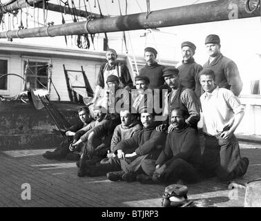 Robert Peary Artico del team di esplorazione sul ponte della nave per le spedizioni, il 'Roosevelt,' nel 1905. Matthew Henson (1866-1955) è l'americano africano seduto sulla destra. Foto Stock