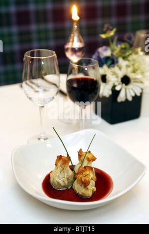 Cotta Haggis Filo di pacchi con salsa di prugne, Stac Polly Ristorante, Edimburgo, Scozia Foto Stock