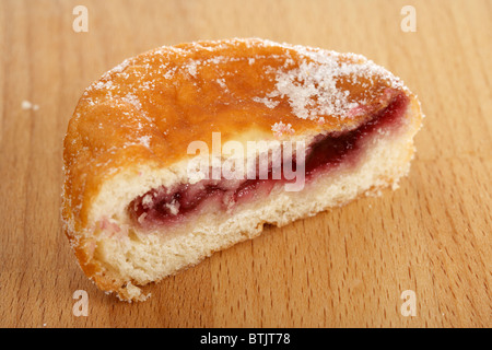 Tagliare a fette ripieni di marmellata ciambella Foto Stock