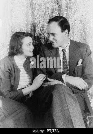 Roald Dahl (1916-1990), autore britannico con la moglie, attrice Patricia Neal (b. 1926) nel 1954 ritratto da Carl Van Vechten. Foto Stock