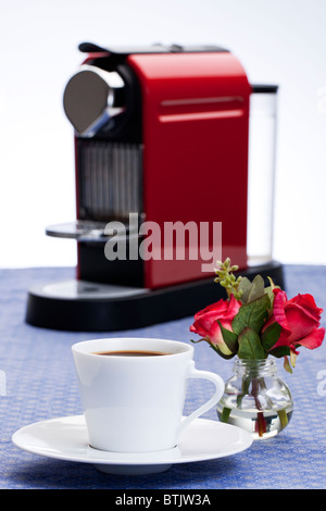Bicchiere di fresco caffè realizzato nella parte anteriore di una macchina da caffè Foto Stock