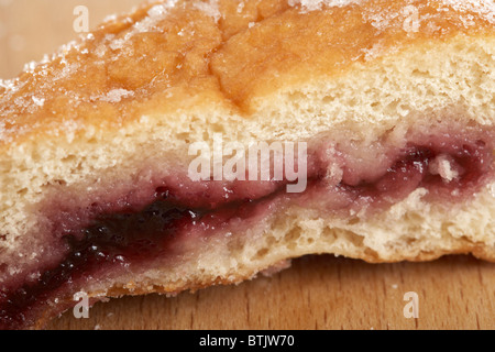 Tagliare a fette ripieni di marmellata ciambella Foto Stock