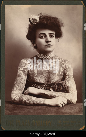 Ritratto di una donna che mostra le immagini tatuato sul corpo, il Plaza Gallery di Los Angeles, California, 1907. Foto Stock